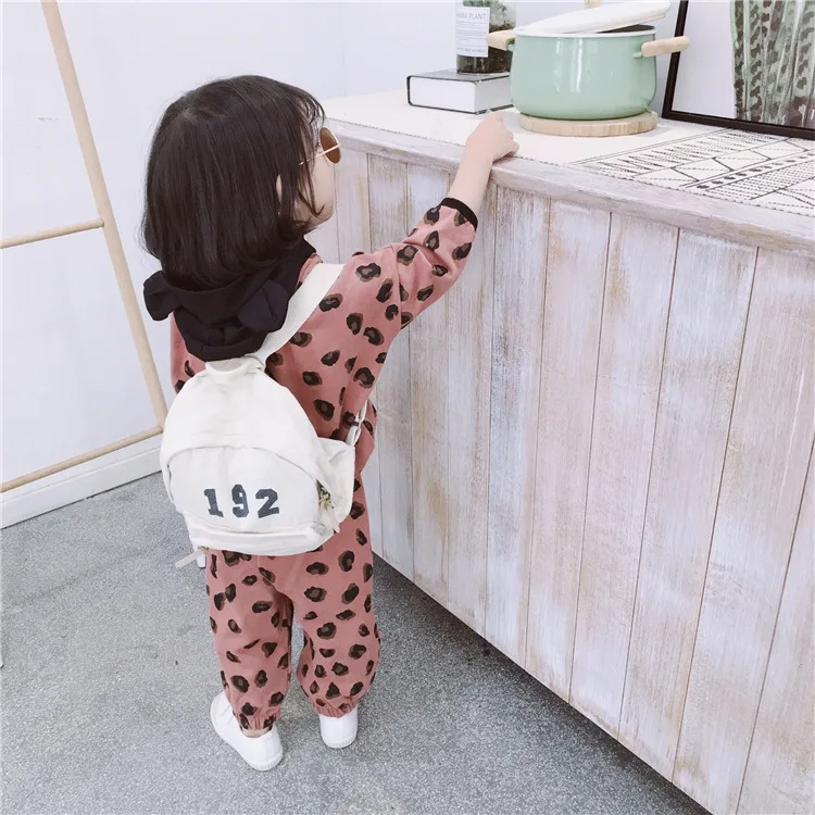 Новые корейские повседневные костюмы с капюшоном и леопардовым принтом для малышей Весенняя коллекция года, свитер с длинными рукавами для девочек+ штаны для малышей Детские комплекты из 2 предметов