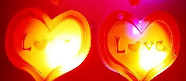 50 шт. популярного мультфильма в форме сердца узор любовь мягкий клей мигающий светодиод загорается значок/брошь Шпильки подарки для гостей h-203