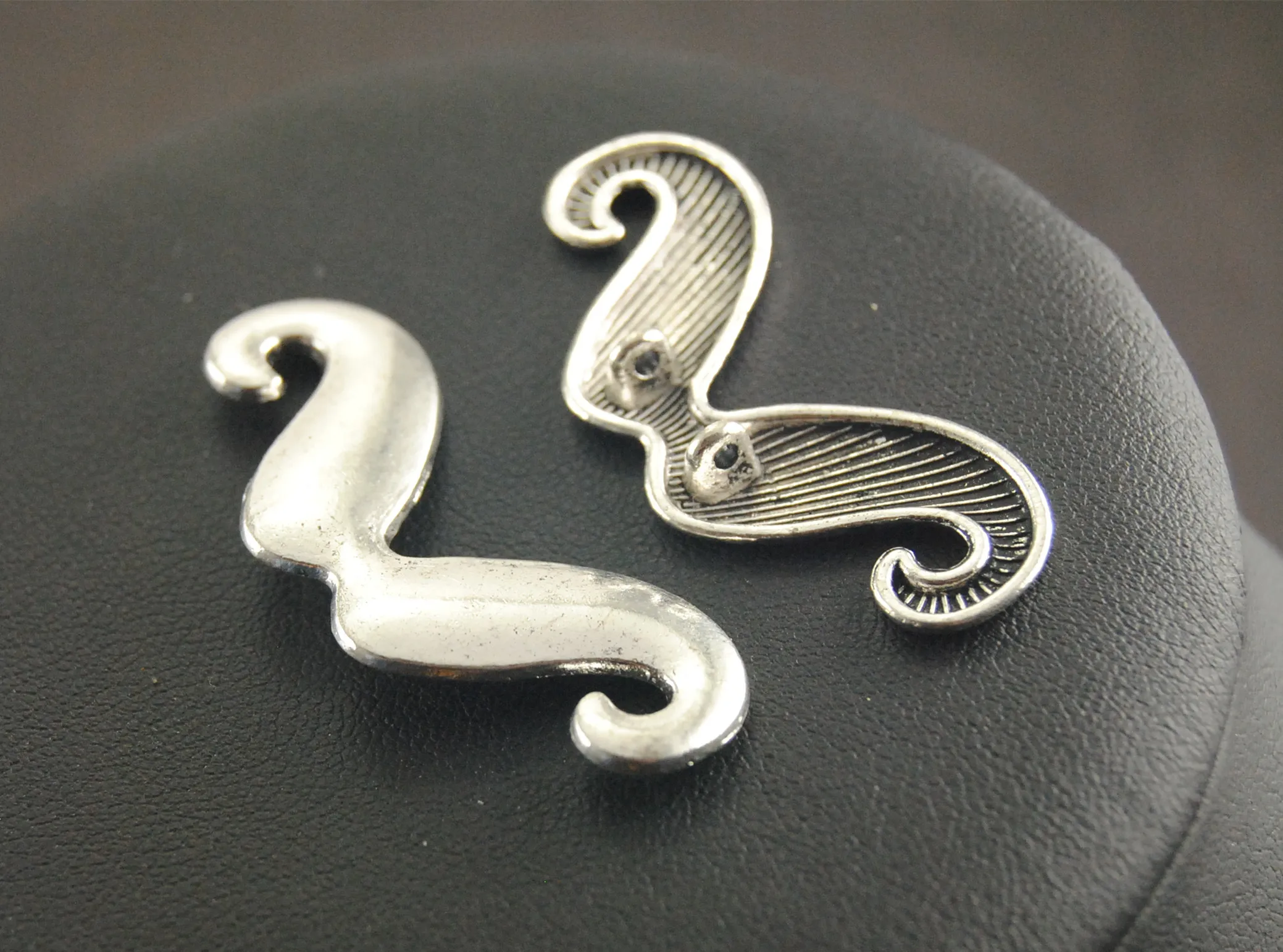 

10pcs Antique Bronze/Silver Mustache Charm Connector Link Metal Bracelet Necklace DIY Jewelry Findings A479/A208