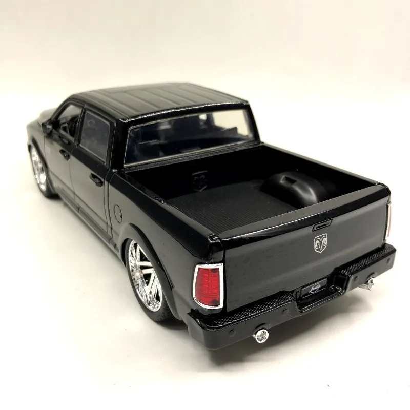 1/24 Special Die-cast Metal Beauty Off-road Pickup Desktop Decoration Collection Model Toys For Children - Цвет: Black