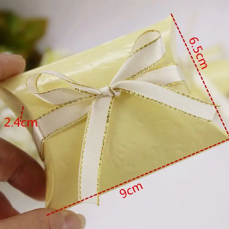 100pcs-White-And-Beige-Wedding-Gift-Boxes-Pillow-Shape-Wedding-Favor-Gift-Box-Party-Candy-Box-1