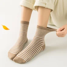 Хлопок Для женщин Средний носки, японский стиль красочные милые черепа, пришельца, Новинка лета, августа 1 пара