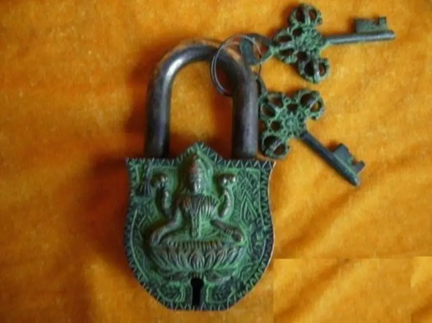 Rare Chinese old style Brass Carved Lifelike Horse padlock lock and key
