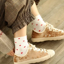 Высококачественные хлопковые женские носки с принтом в форме сердца, Осенние новые модные милые женские носки с принтом, хорошее качество, милые черные носки с сердечками