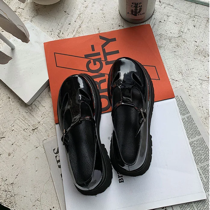Женские туфли mary jane на плоской подошве в стиле Лолиты; блестящие черные кожаные туфли с Т-образным ремешком и круглым носком; женские туфли с чулками - Цвет: Черный