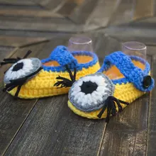 Рука ребенка крючком Маленькая Миньон обувь, вязание крючком Детская Миньон обувь, желтый и синий детская обувь
