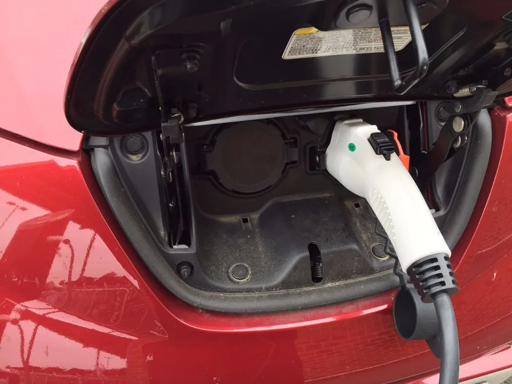 Nissan Leaf электромобиль зарядка