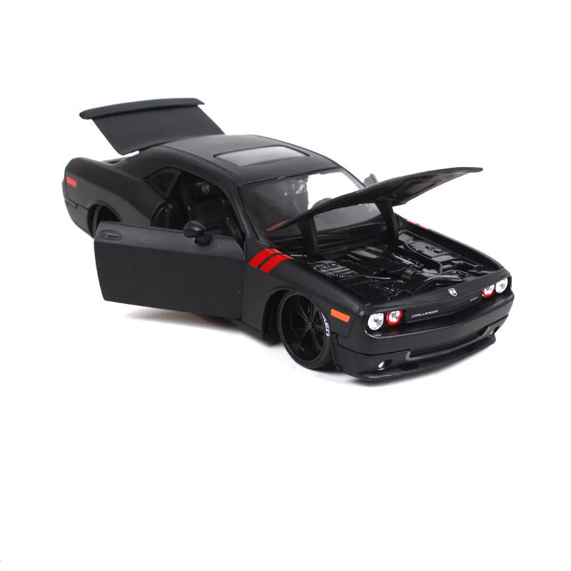 Модель модифицированного ретро автомобиля Dodge Challenger 1:24 2008 коллекционная и