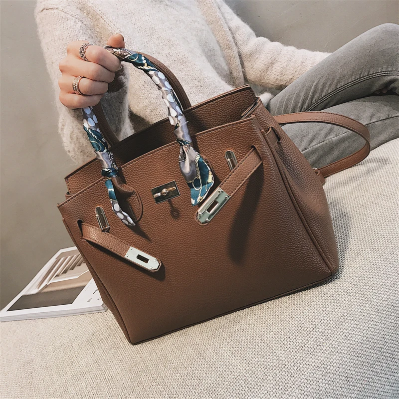 

A stylish one-shoulder tote bag is a versatile cross-body bag