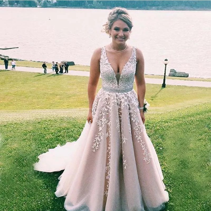 

Gorgeous Ball Gown Prom Gowns V Neck Sheer Straps Appliques Beading Tulle Floor Length Backless Champagne Evening Party Dresses