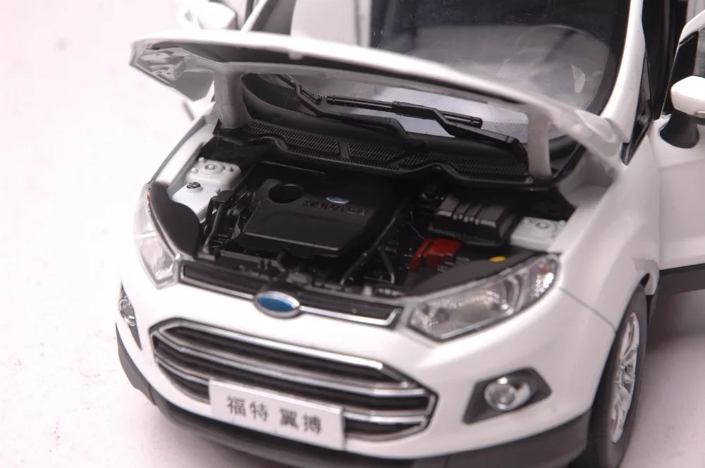Ford Ecosport car model in scale 118 white (5)
