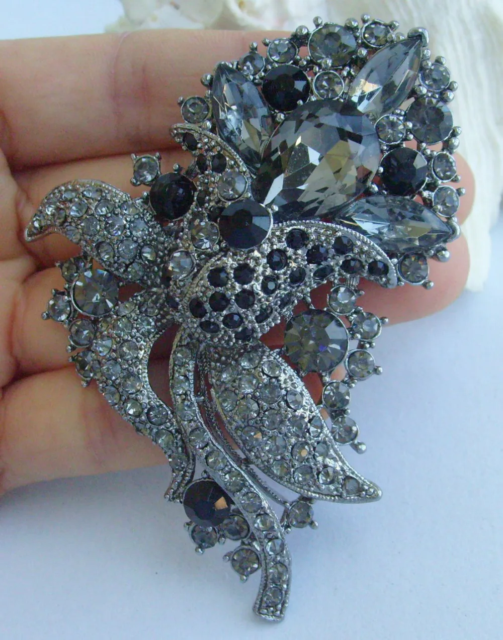

Pretty Flower Rose Brooch Pin Gray Rhinestone Crystals EE04226C5