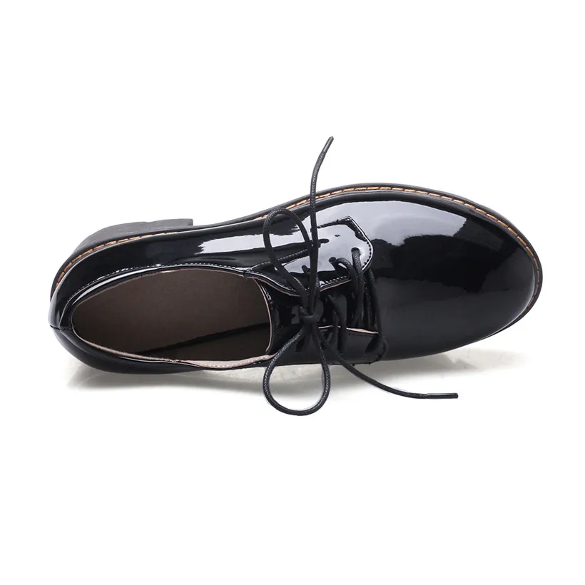 Весенние классические женские туфли-оксфорды в британском стиле из лакированной кожи с круглым носком на плоской подошве; повседневная женская обувь на толстой платформе со шнуровкой