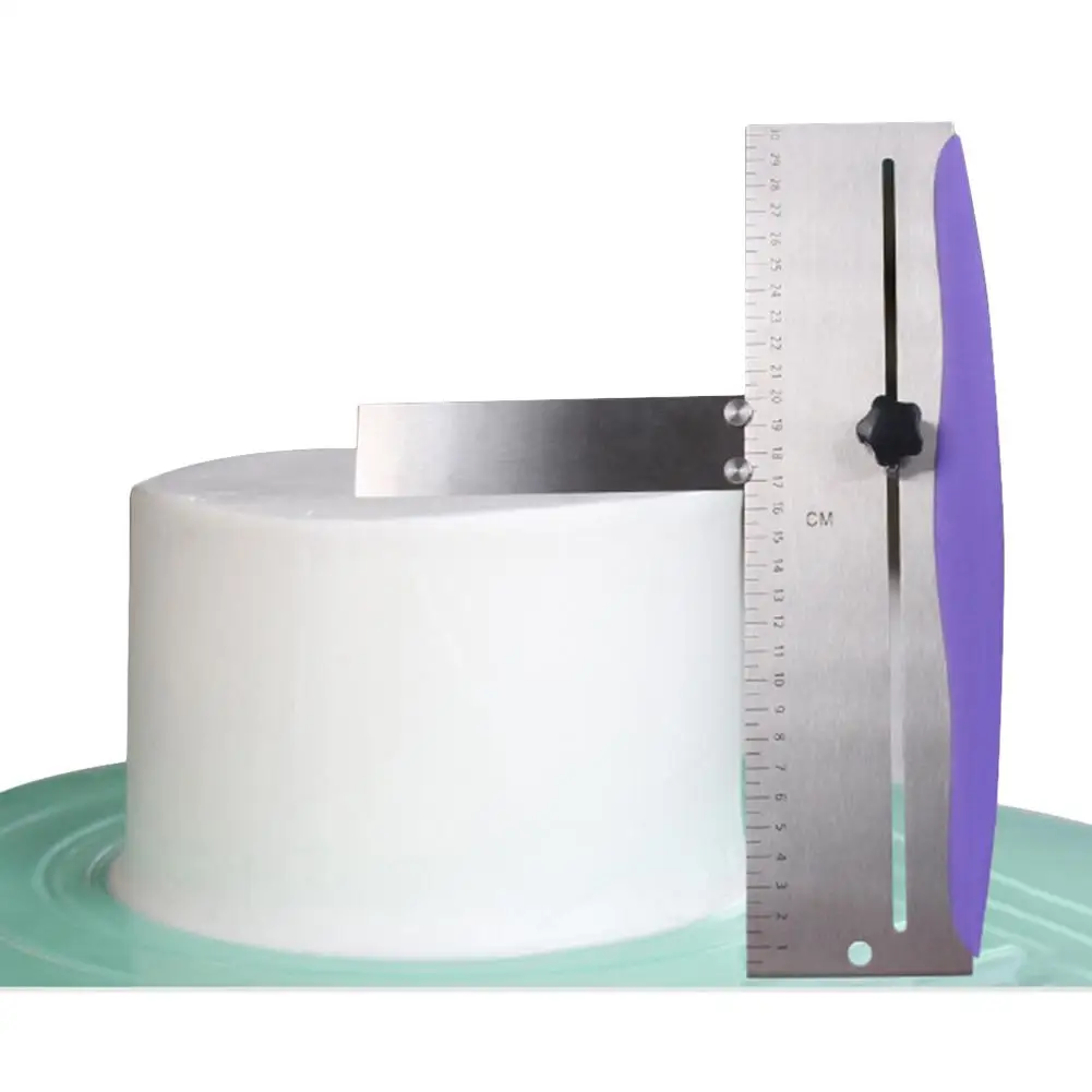 скрапер кэйк. приспособление для выравнивания торта. приспособление для выравнивания торта. торт с инструментами. приборы для торта.