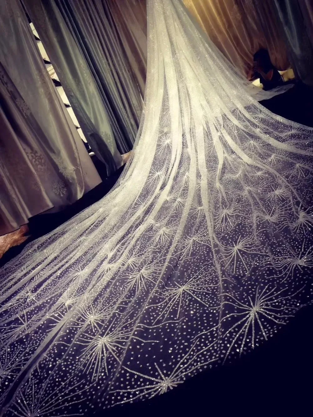 

4 M Long Gorgeous Wedding Accessories Bridal Veils 2018 Bling Bling Stars Sequence Cut Edge Cathedral Charming Vail for Bride