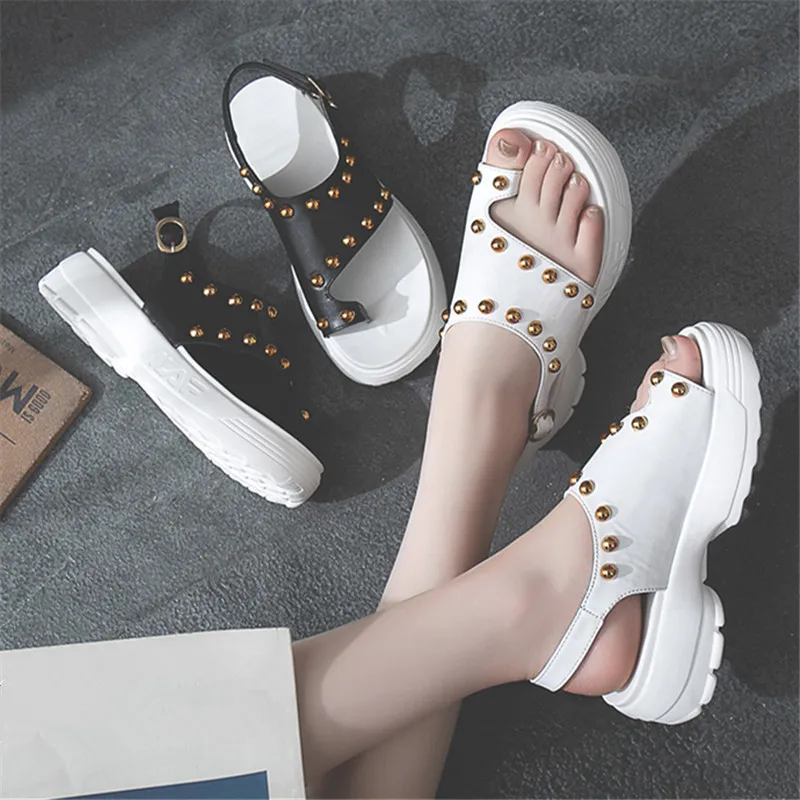 

Chic sandals female summer 2018 new Liu nail clip toe flat beach shoes Harajuku soft sister thick platform shoes