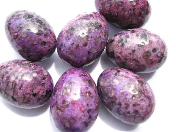 Драгоценный камень Sugilite фиолетовый красный драгоценный кристалл сфера рука яйцо