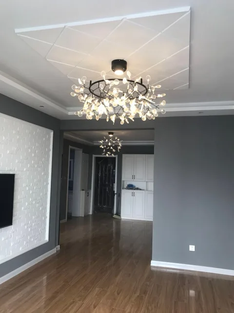 木の枝の葉の形をした大きな丸いモダンなランプ、屋内照明、装飾的な