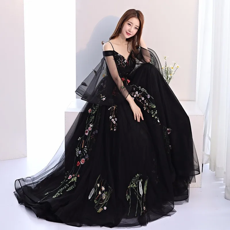 2018 Long Sleeves Beach Wedding Dress Spaghetti Straps Embroidery