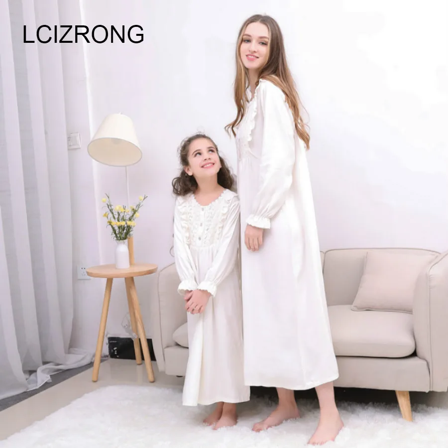 Online Spitze Baumwolle Frauen Familie Kleidung Mom Tochter Lose Nachthemd XXL Übergroßen Lolita Mid Kalb Bad Robe Mädchen Passenden Outfits