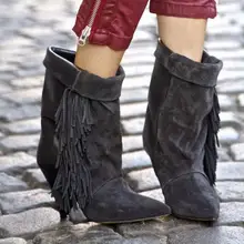 Дизайн; серые замшевые ботинки черного цвета из искусственной кожи на шпильках с бахромой; Модные женские ботильоны с острым носком и кисточками