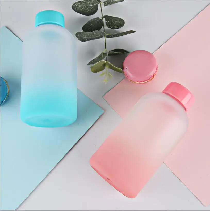 

Creative fashion gradient color plastic Leakproof water bottle cute male and female student couples hand cups