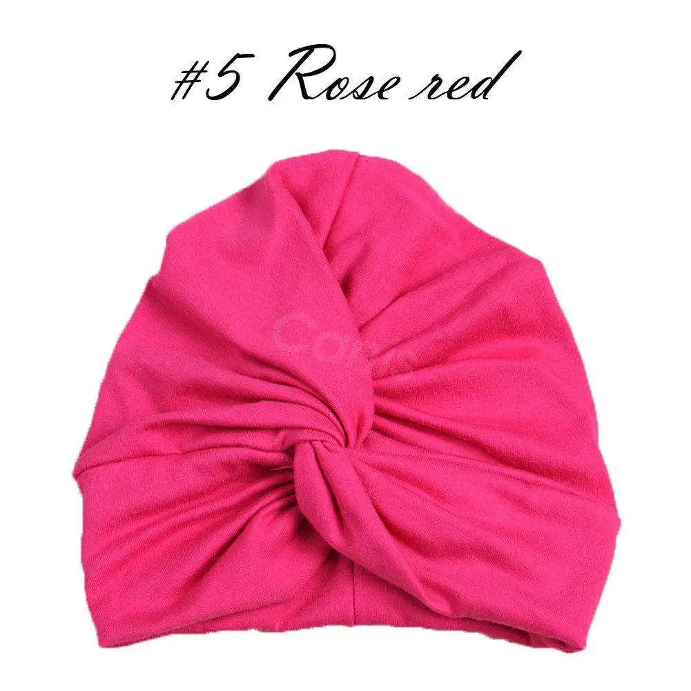 Милые головная повязка для новорожденных для маленьких девочек тюрбан шляпа Мода Теплый сплошной хлопок кепки прекрасный мягкие шапочки обувь для девочек повседневное шапки 0-12 м - Цвет: Розово-красный