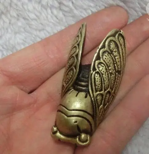 

Chinese feng shui Chinese bronze carving a little cicada solid copper basaltic statue metal handicraft