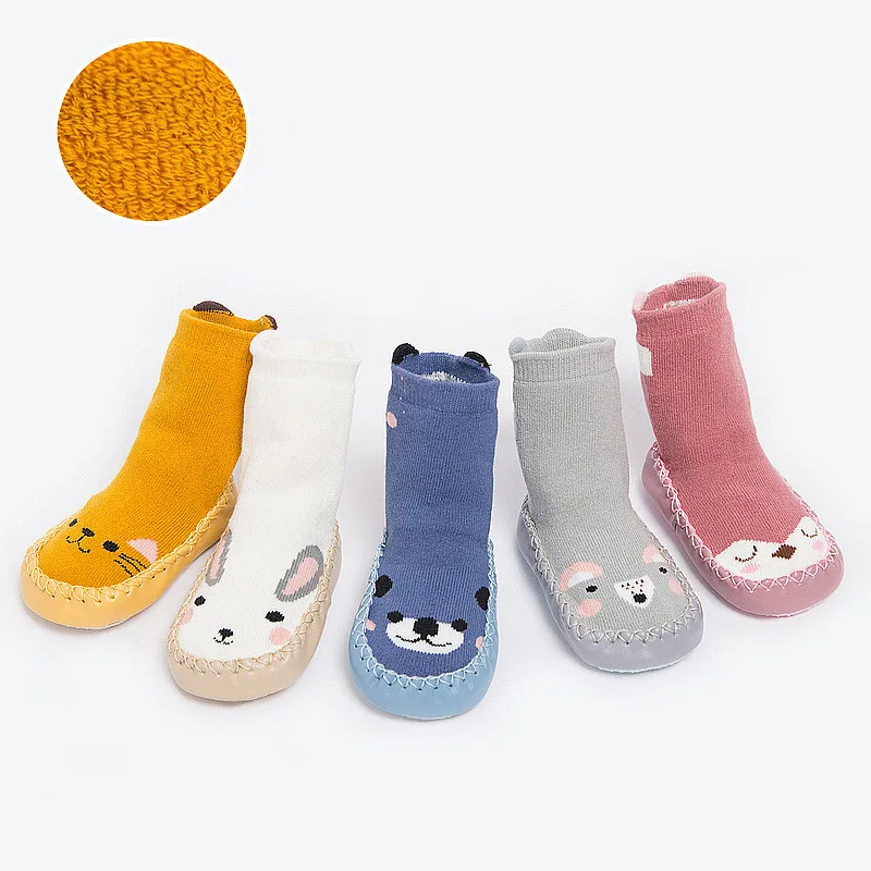 Носки для малышей с героями мультфильмов на резиновой подошве; носки для младенцев; зимние детские носки-тапочки для новорожденных; нескользящие рождественские носки с мягкой подошвой