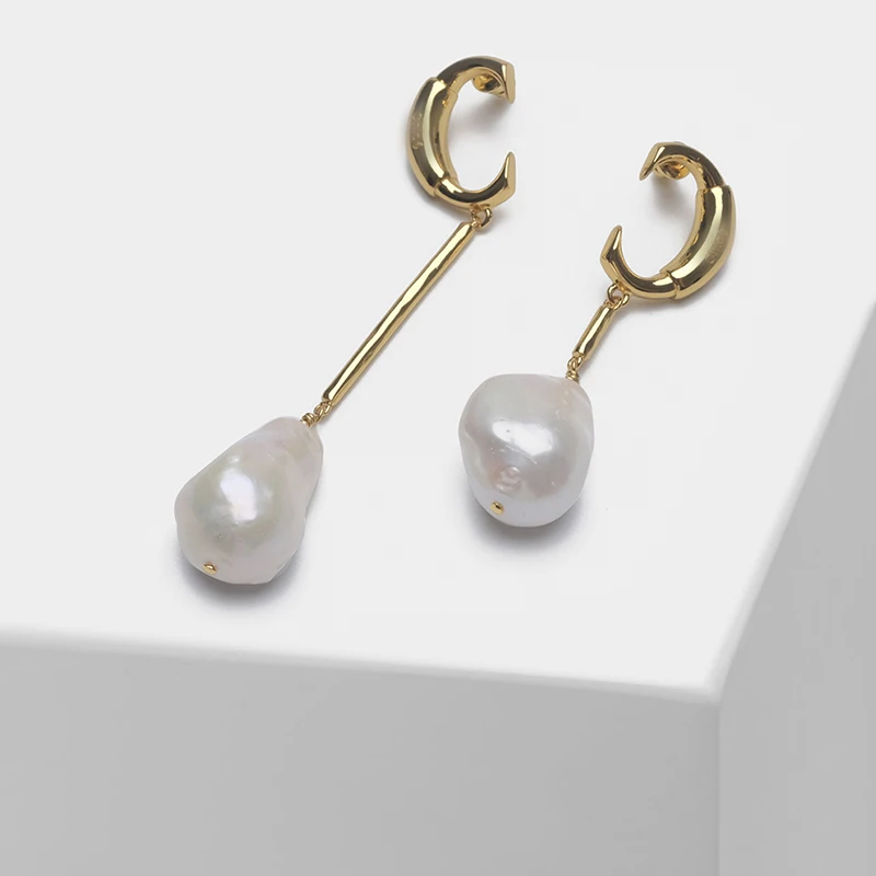 

The letter c designs asymmetrical stylish natural pearl drop earrings