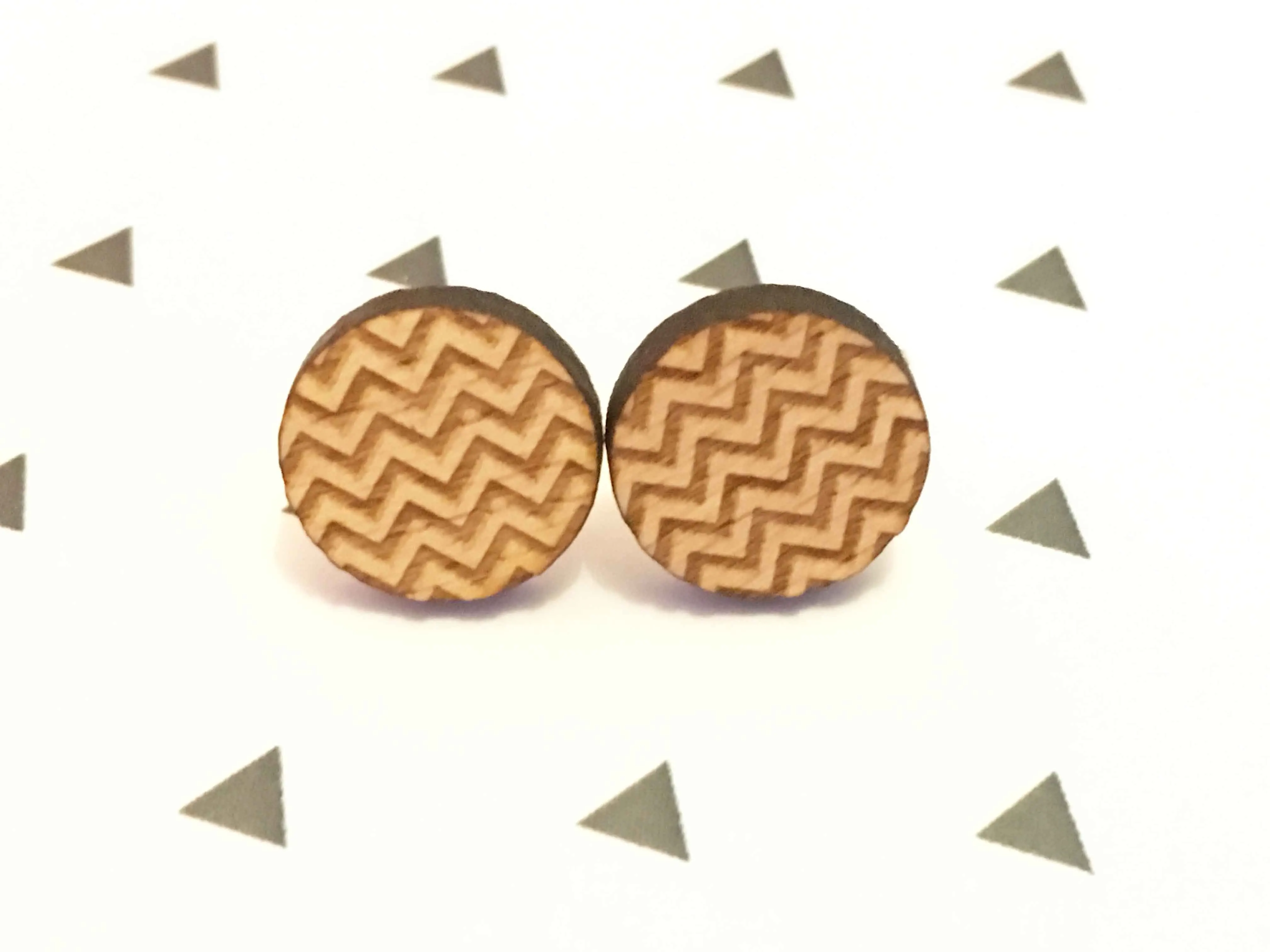 Лазерная резка круг с волной формы твердой древесины ручной работы гофрированной круглой формы Стад волнистые линии Узор Деревянные серьги x 1 пара