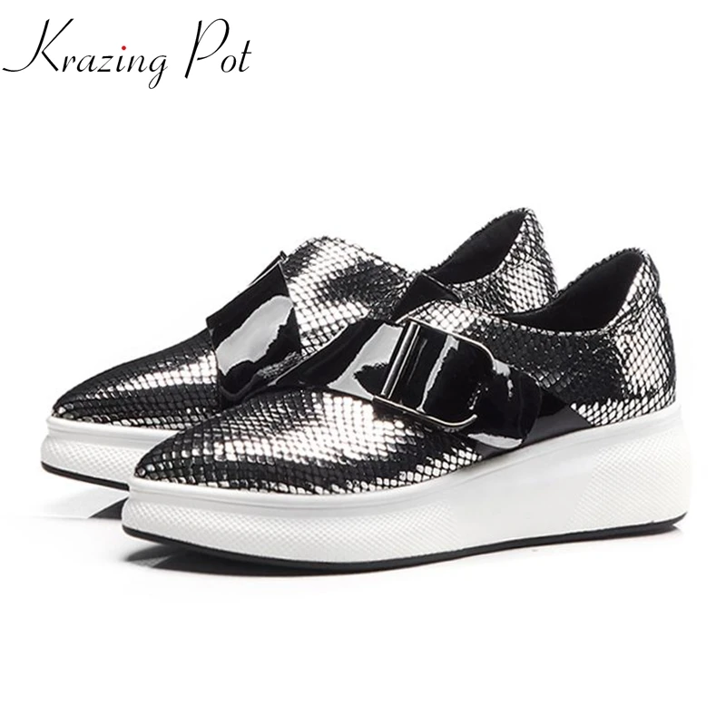 

Krazing Pot sheep leather flat platform pointed toe sneakers for women mature lady metal buckle fastener vulcanized shoes L8f2