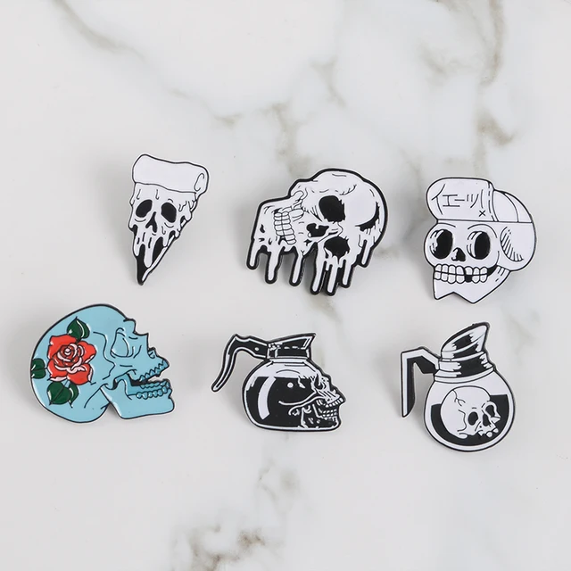 Broches vamos conjurar, procurar, esconder, jogar bola de cristal preto  caixão coração livro mágico broche preto série mágica jaqueta pino jóias -  AliExpress