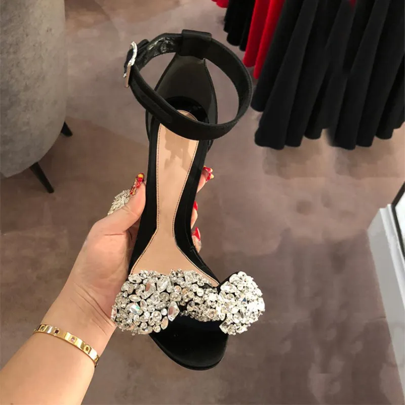 Шикарные побрякушки; замшевые свадебные туфли с кристаллами; женские черные босоножки на тонком высоком каблуке со стразами и ремешками; модельные туфли для вечеринок