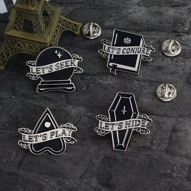 Broches vamos conjurar, procurar, esconder, jogar bola de cristal preto  caixão coração livro mágico broche preto série mágica jaqueta pino jóias -  AliExpress