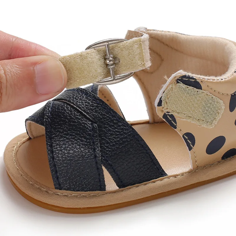 Сандалии для новорожденных девочек и мальчиков; летняя однотонная обувь для первых ходунков; жесткая обувь; нескользящие кожаные сандалии для детей из искусственной кожи
