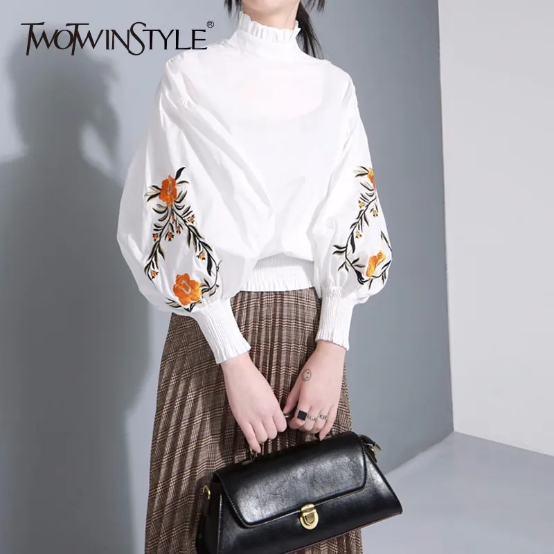 Prix TWOTWINSTYLE Imprimer Pull Shirt Pour Femmes Stand Col Lanterne Manches Ruches Broderie Chemises Printemps Femelle Mode Vintage