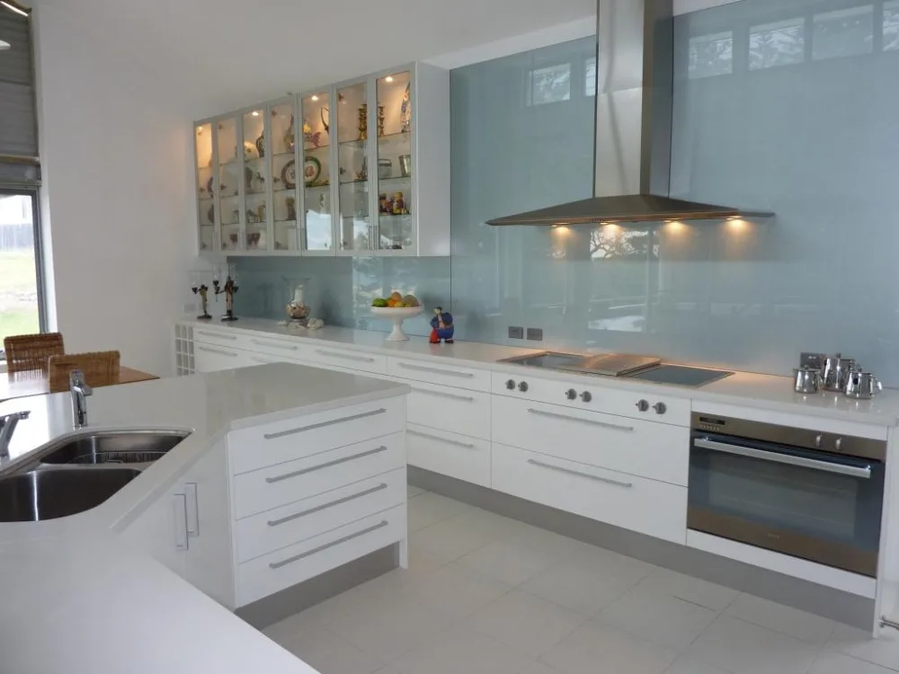 Белый современный кухонный шкаф дизайн