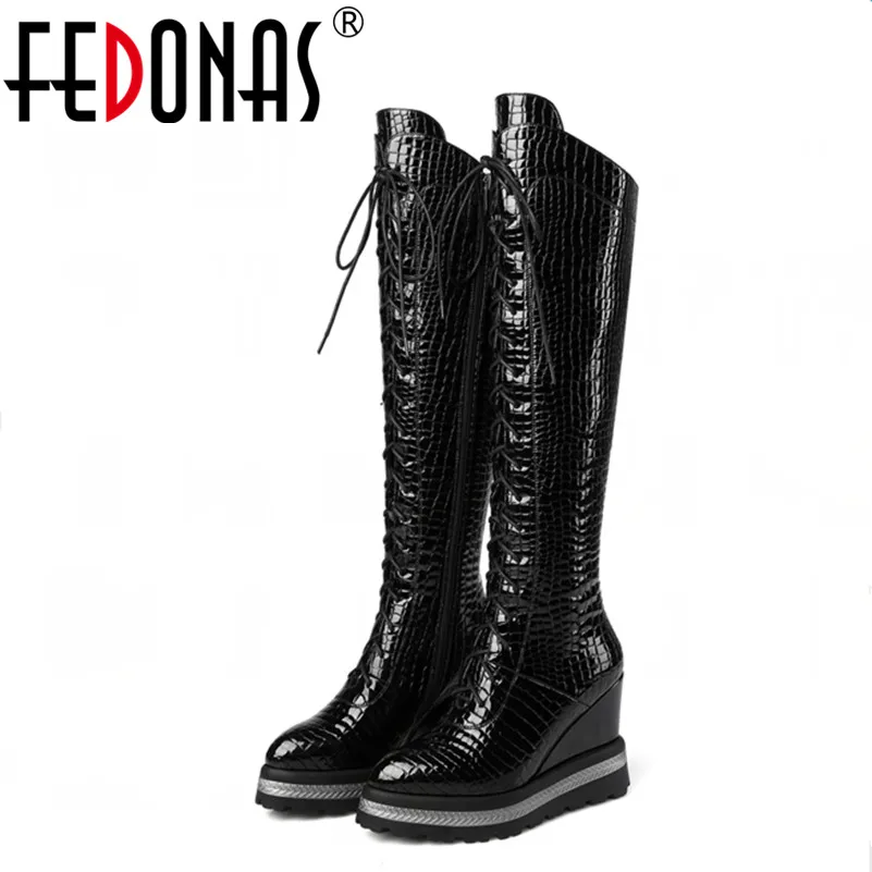 Женские сапоги до колена FEDONAS черные из натуральной кожи на платформе и каблуке