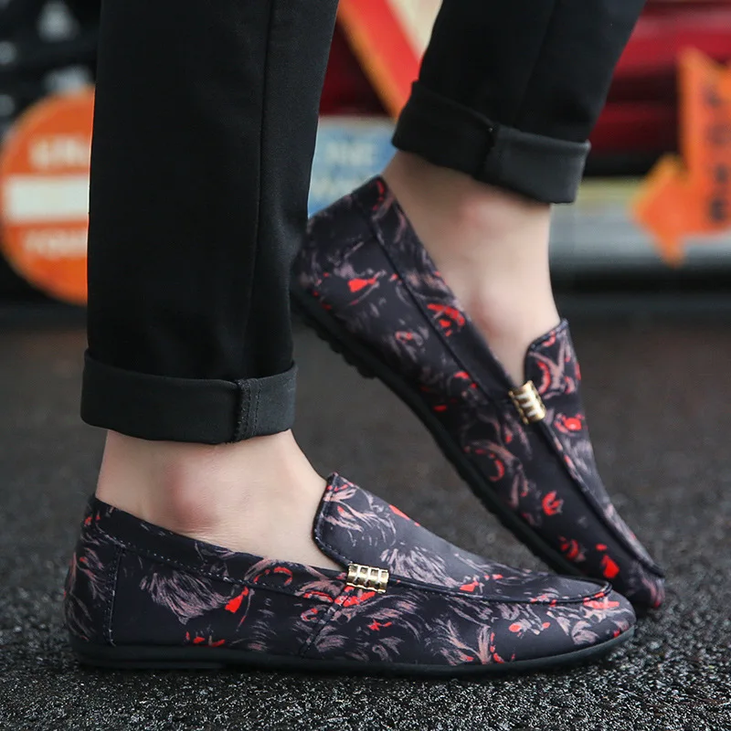 

2019 New Comfortable Flat Men Canvas Shoes Black White Fashion Men Casual Shoes Slip On Moccasins Men Loafers Male Footwear Lazy
