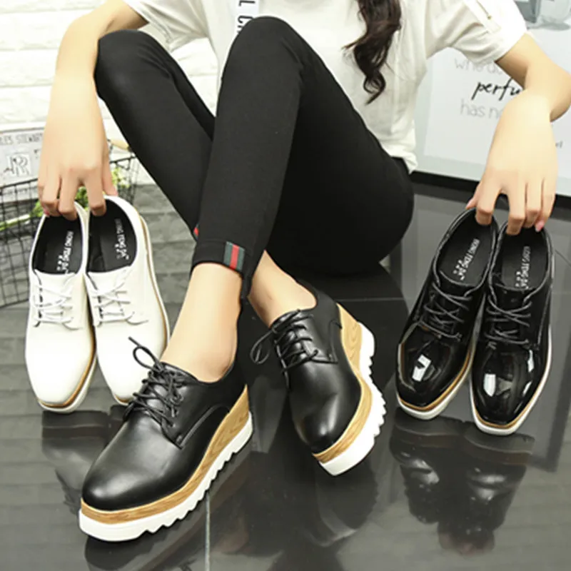 Женские кожаные туфли на плоской подошве в британском стиле; Цвет черный, белый; Разноцветные платформы; женская обувь с перфорацией типа «броги» на шнуровке; женская обувь на толстой мягкой подошве; y765