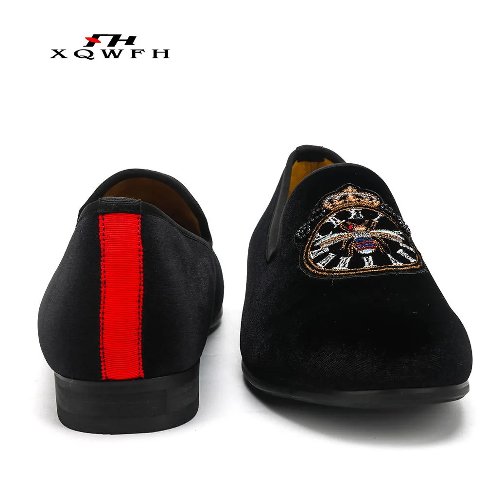 XQWFH/новая стильная красная обувь; модные мужские лоферы с вышивкой в виде короны; мужские бархатные туфли ручной работы; вечерние и свадебные мужские туфли на плоской подошве