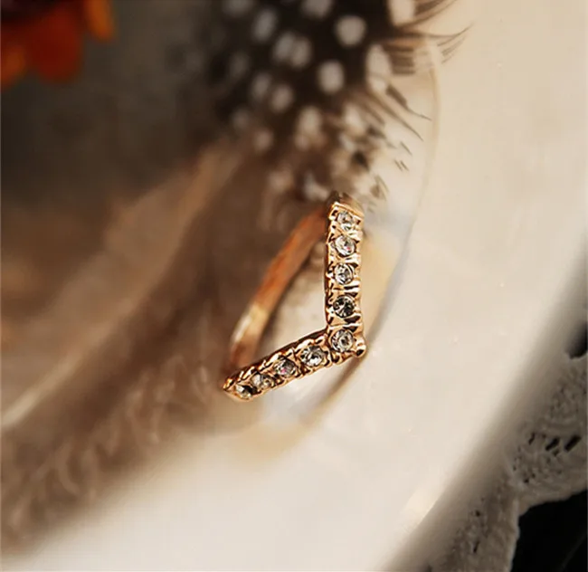 Unique Design Concise Simple Style Rhinestone Crystal V-shaped Tail Ring 8CRD23-2