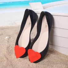 Милые пляжные туфли с открытым носком и узором в виде сердца для студентов; прозрачные сандалии на плоской подошве из пластика; удобная женская летняя обувь с мягкой подошвой