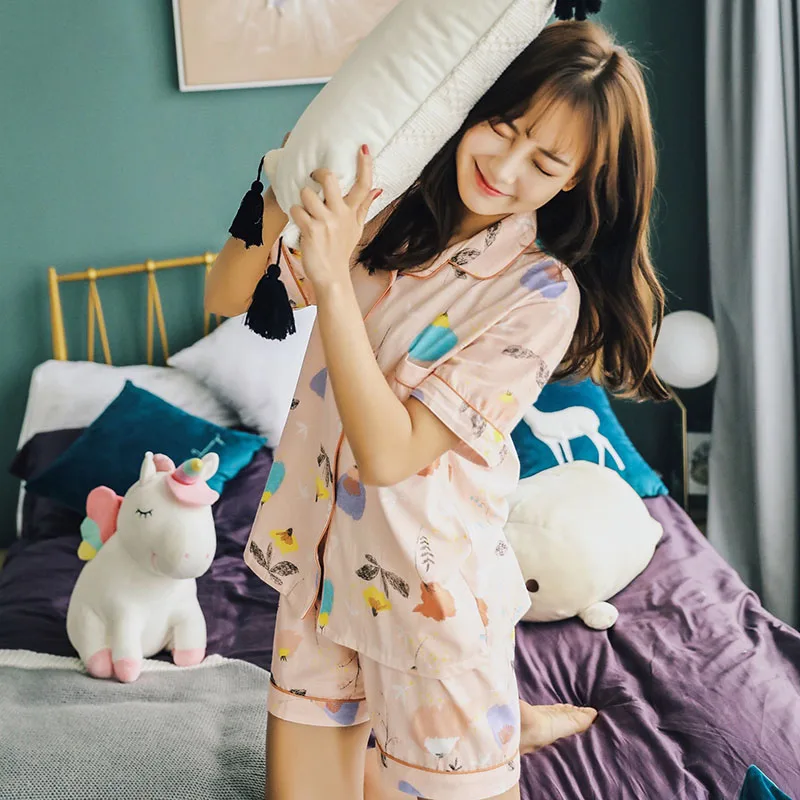 

2019 Women Pajamas Set 2Pcs Set Short Sleeve+Shorts Sleepwear Graffiti Printed Ladies Turn-down Neck Sleepwear Comfort Homewear