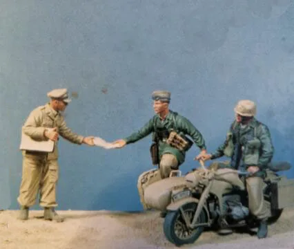 

1/35 Resin Figures Soldiers in North Africa 3pcs/set (no include motorcycle)