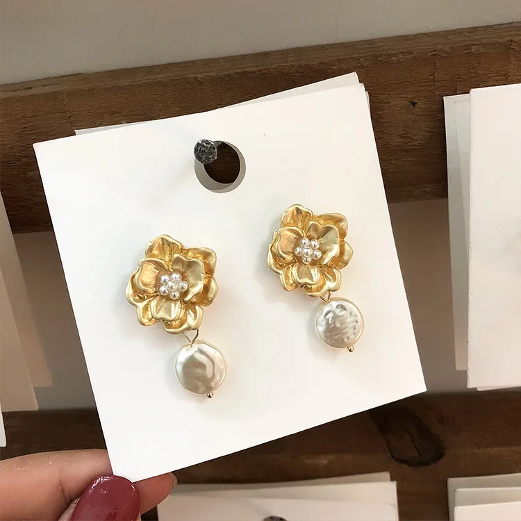 

European And America Exaggerate Vintage Gold Color Metal Flower Irregular Imitatio Pearl Drop Dangle Earrings For Women Brincos