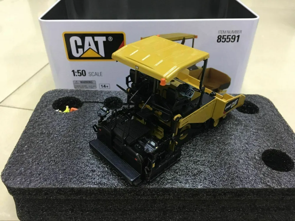 Гусеница Cat AP600F асфальтоукладчик 1:50 бренд Diecast Masters DM85591 в коробке