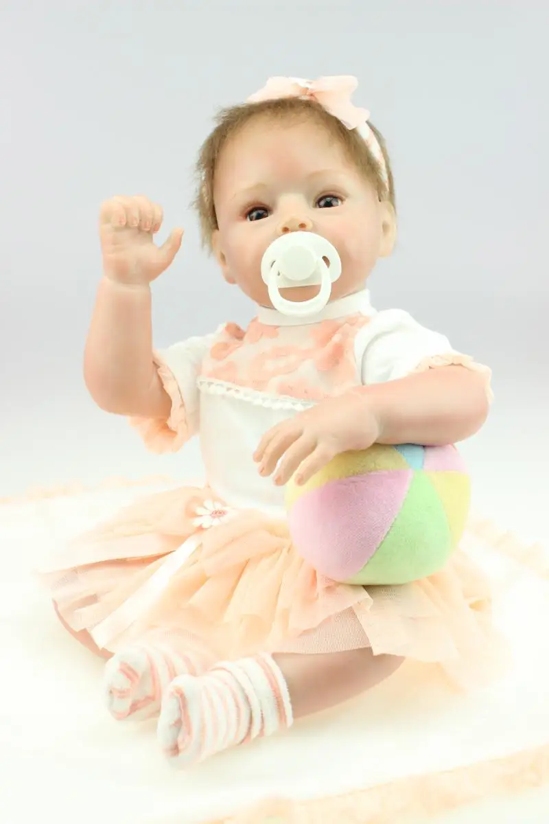 22 дюйм(ов) Reborn Младенцы выглядят Real Soft Touch магнитного рот ткани тела куклы Reborn для девочек подарок bonecas Reborn