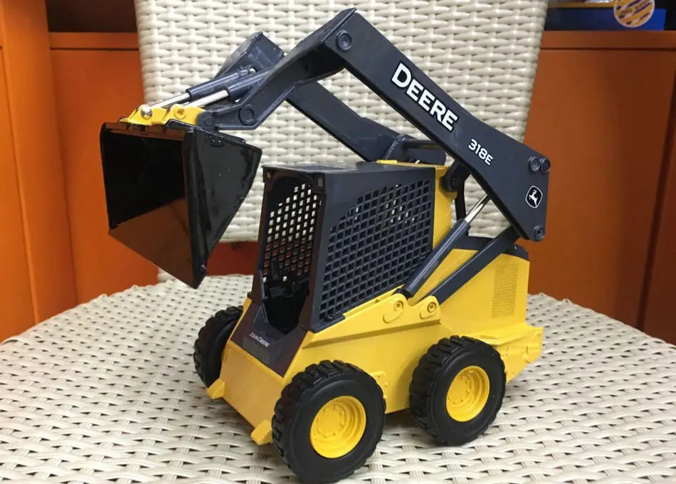 Ertl Подлинная 1:16 масштаб литой модели 318E бортовой погрузчик